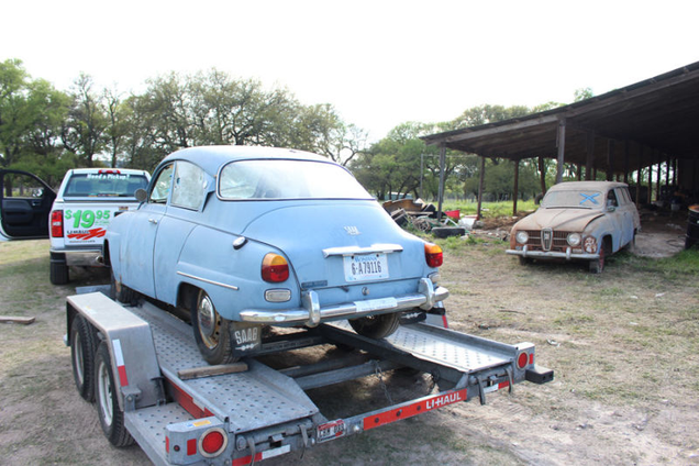 You can see the other Saab in the background, laughing quietly at us (Berang took this picture)